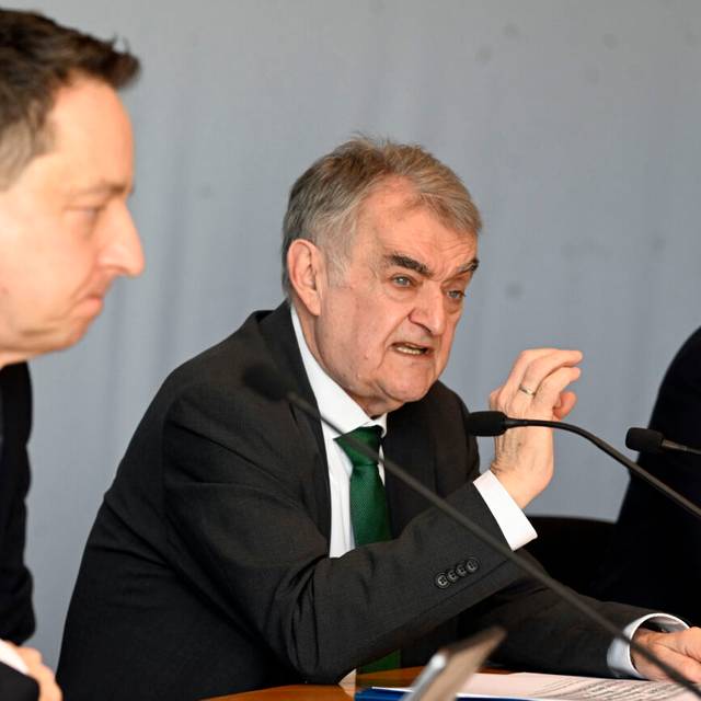 Herbert Reul (CDU,r), Innenminister von Nordrhein-Westfalen, stellt zusammen mit dem Leiter des Verfassungsschutzes Nordrhein-Westfalen, Jürgen Kayser, den Verfassungsschutzbericht 2024 des Landes der Presse vor.