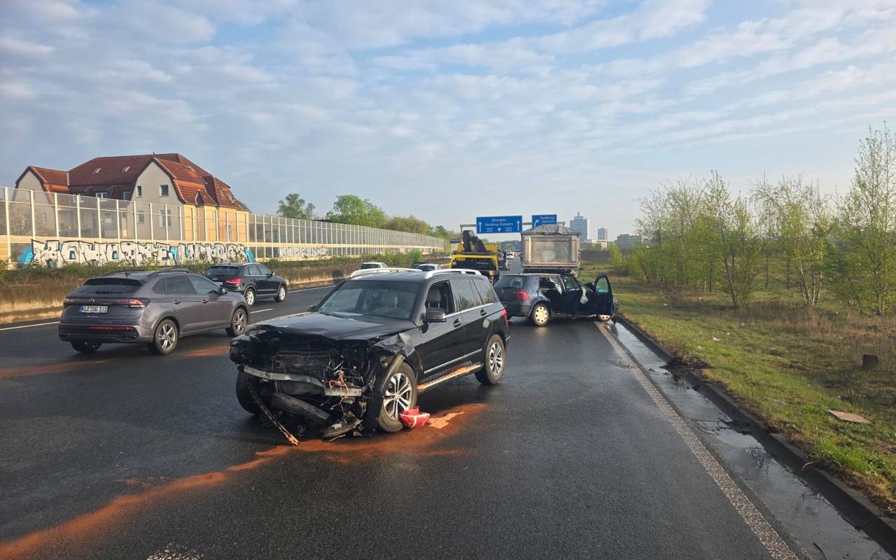 Am Montagmorgen (14. April) kam es auf der A59 in Fahrtrichtung Dinslaken zu einem Unfall zwischen den Anschlussstellen Duisburg-Zentrum und Duisburg-Duissern.