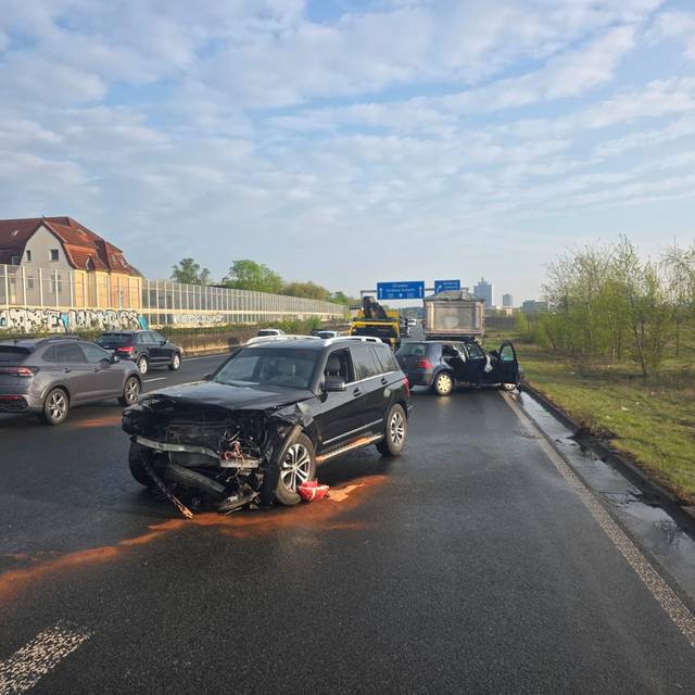 Am Montagmorgen (14. April) kam es auf der A59 in Fahrtrichtung Dinslaken zu einem Unfall zwischen den Anschlussstellen Duisburg-Zentrum und Duisburg-Duissern.