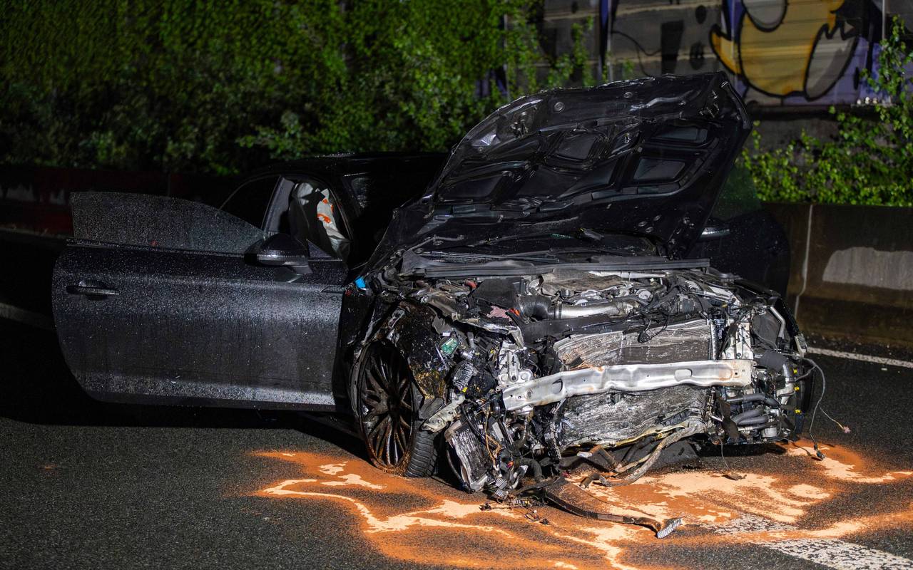 Einer der Unfallwagen an der A59, in der Nacht auf Karfreitag. Bei dem Unfall kamen zwei Personen ums Leben.
