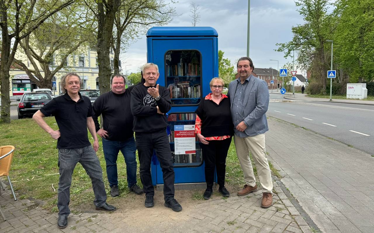 Zuständige stehen vor der neuen Bücherzelle in Bergheim