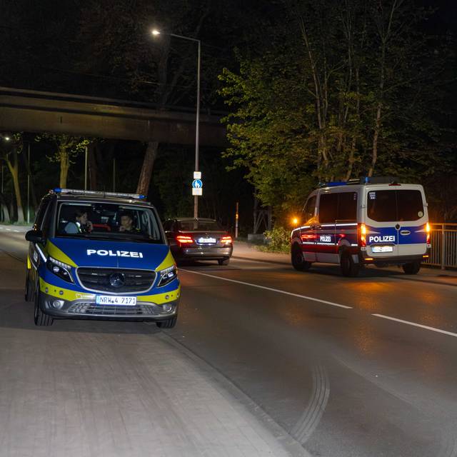 Polizeiautos auf der Straße.