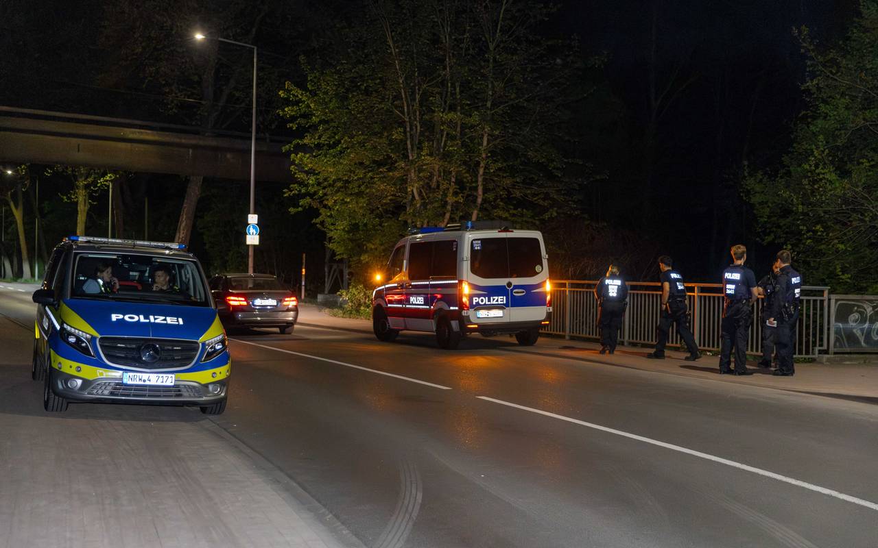 Polizeiautos auf der Straße.