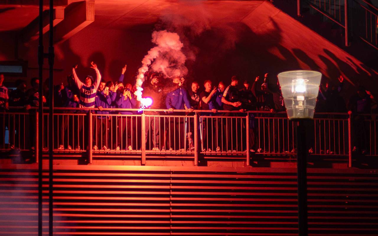 Die Aufstiegsmannschaft feiert mit Pyrotechnik in der Hand den Aufstieg am Stadion.