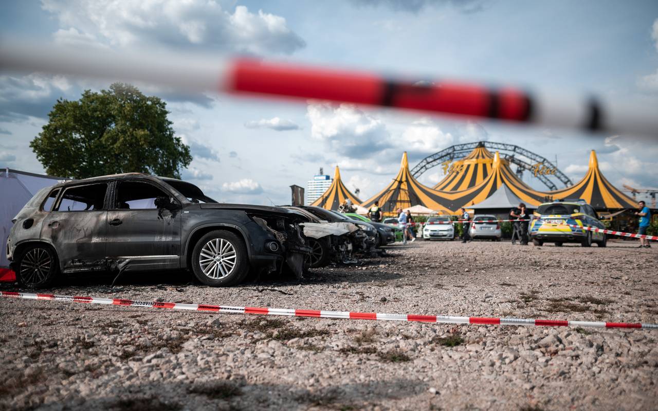 Kurz vor dem Zelt des Zirkus Flic Flac stürzte in Duisburg ein Ultraleichtflugzeug auf einen Parkplatz und brannte aus.
