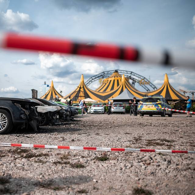 Kurz vor dem Zelt des Zirkus Flic Flac stürzte in Duisburg ein Ultraleichtflugzeug auf einen Parkplatz und brannte aus.