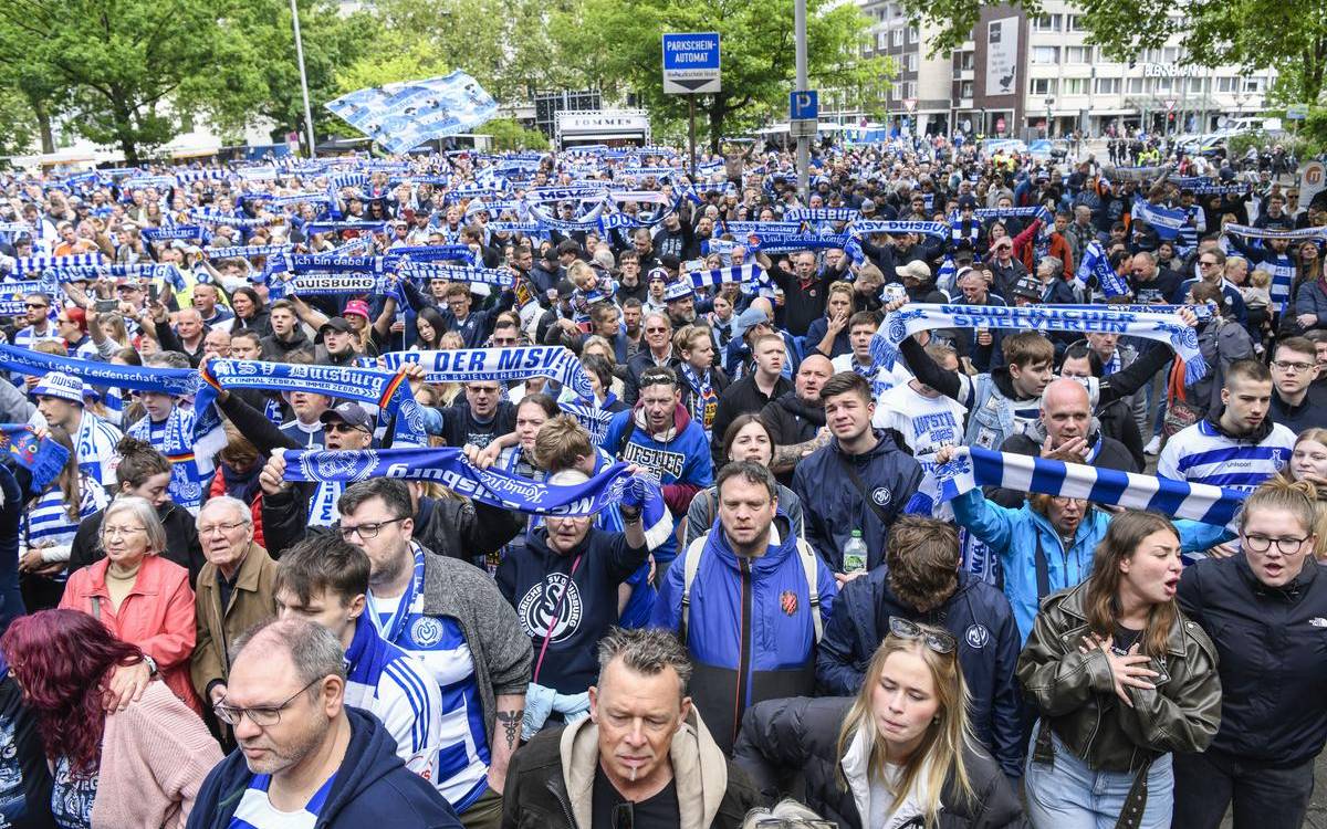 MSV-Fans feiern ihre Mannschaft auf dem Burgplatz vor dem Rathaus.