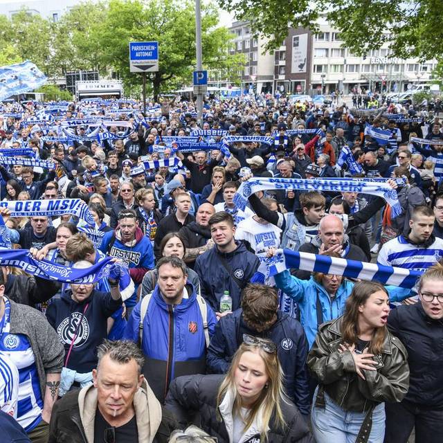 MSV-Fans feiern ihre Mannschaft auf dem Burgplatz vor dem Rathaus.