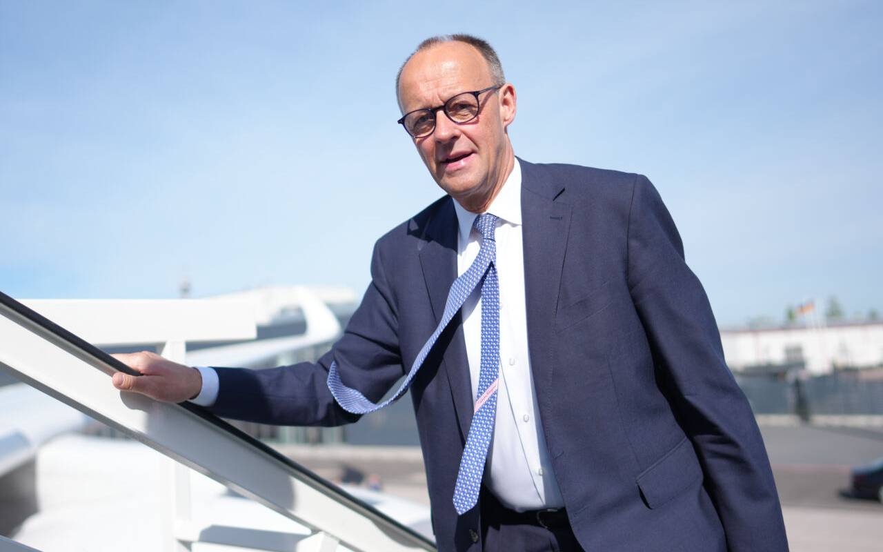 Bundeskanzler Friedrich Merz (CDU) steigt in das Flugzeug der Flugbereitschaft