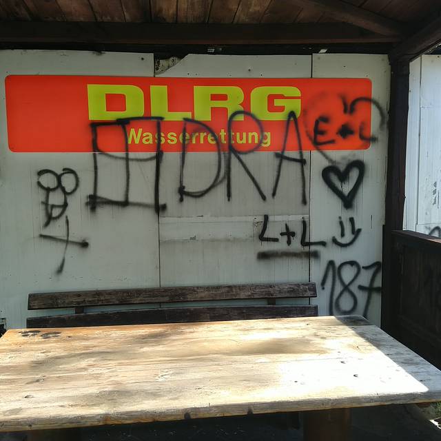 Am Toeppersee Duisburg-Rheinhausen ist die DLRG wieder Opfer von Vandalen geworden.