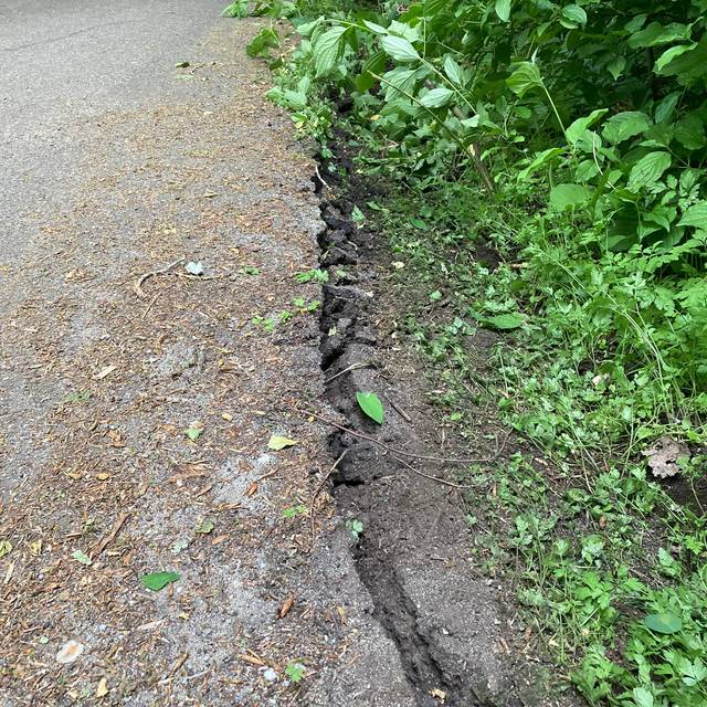 LKW-Fahrer verwüstet in Duisburg Fußgänger -und Radfahrerbrücke.