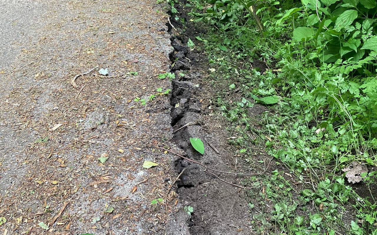 LKW-Fahrer verwüstet in Duisburg Fußgänger -und Radfahrerbrücke.