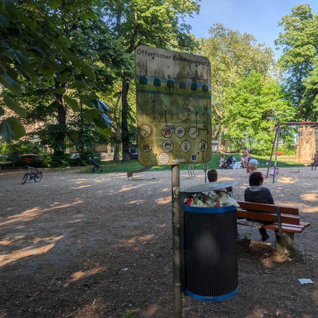 Ein Schild vor einem Spielplatz weist die Besucher darauf hin, keine Hunde mitzubringen und Müll wegzuschmeißen oder wieder mitzunehmen.