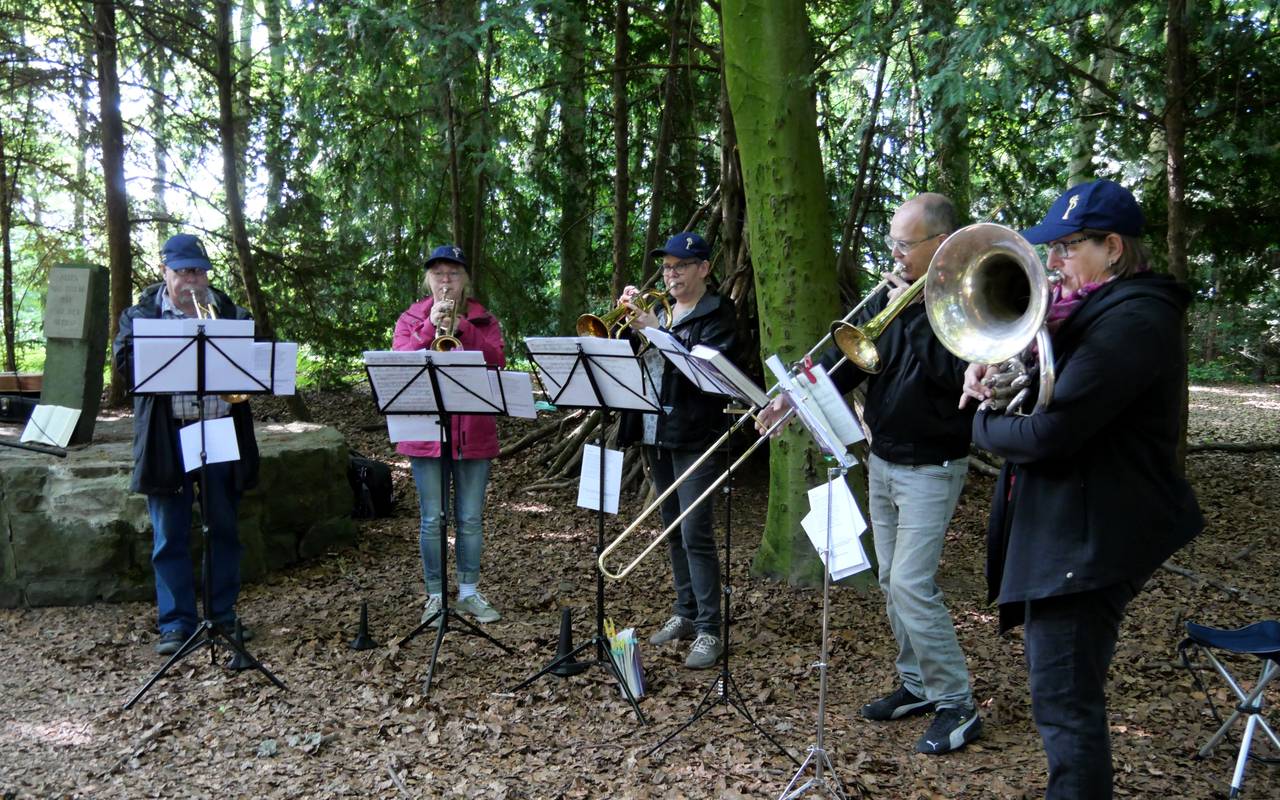 Die Gottesdienste unter freiem Himmel im Duisburger Stadtwald sind beliebt.