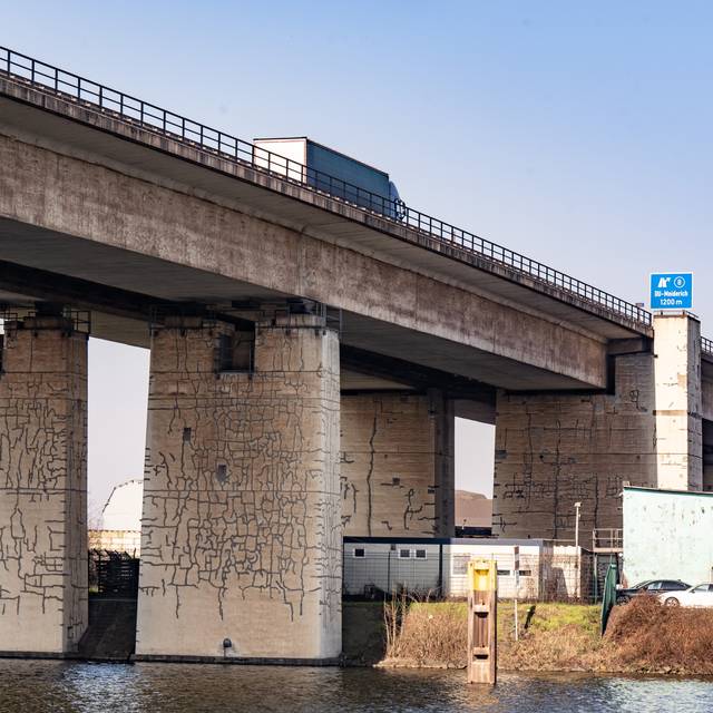Seitenansicht der Berliner Brücke
