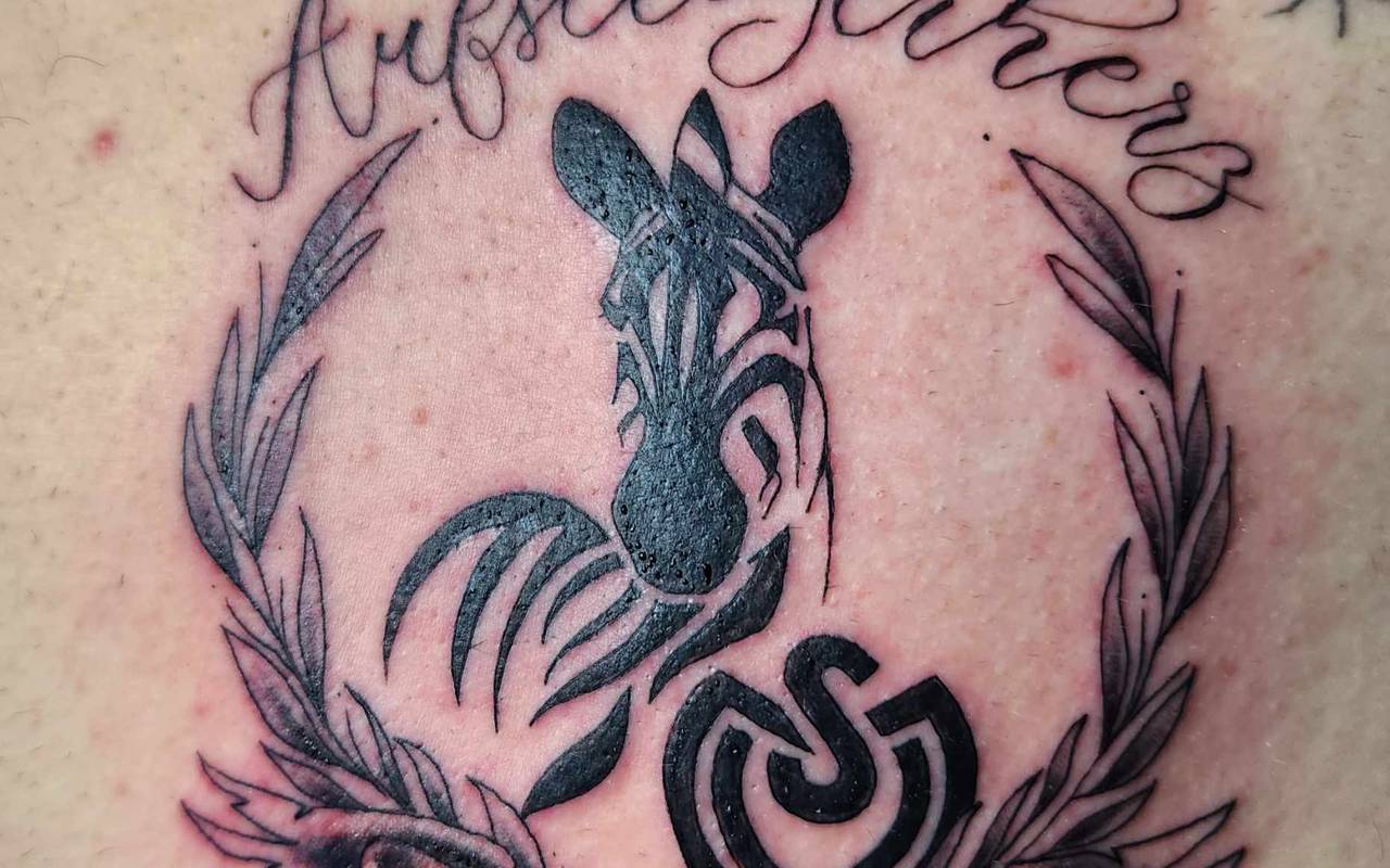 Duisburger Dieter Linke präsentiert sein neues MSV Tattoo