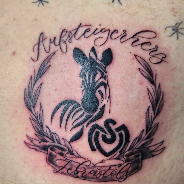Duisburger Dieter Linke präsentiert sein neues MSV Tattoo