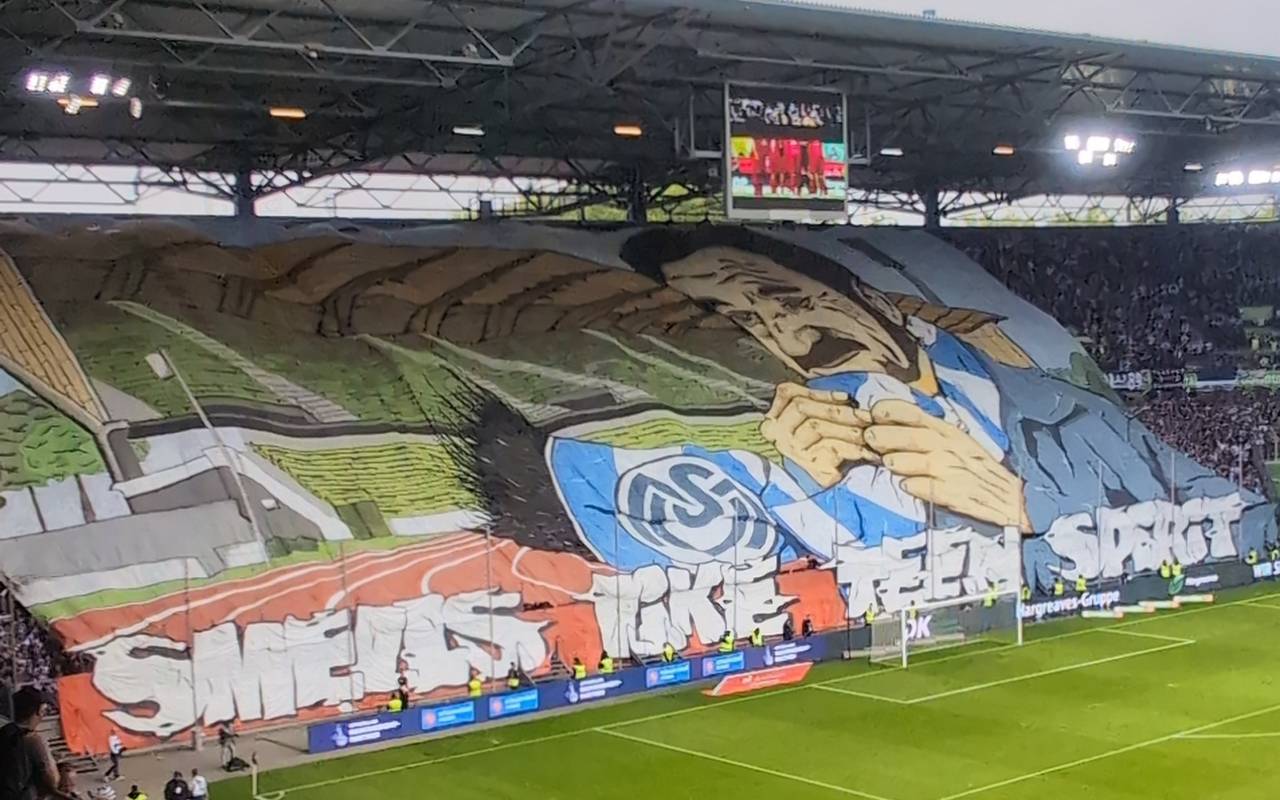 Die Choreographie vor dem Spiel des MSV gegen Rot-Weiss Essen zeigt ein Bild des alten Wedau-Stadions mit dem Slogan "Smells like teen spirit"