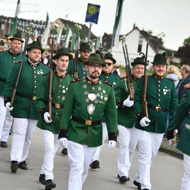 Schützenbruderschaft Serm läuft durch die Straßen