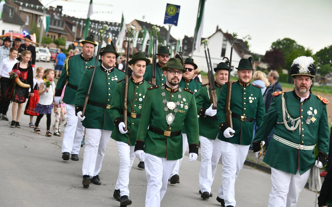 Schützenbruderschaft Serm läuft durch die Straßen