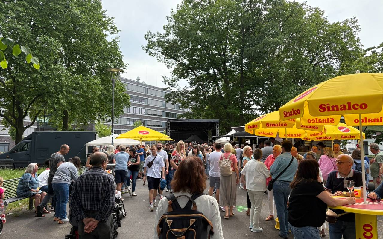 Menschenmenge vor der Bühne beim Fest auf der Mülheimer Straße