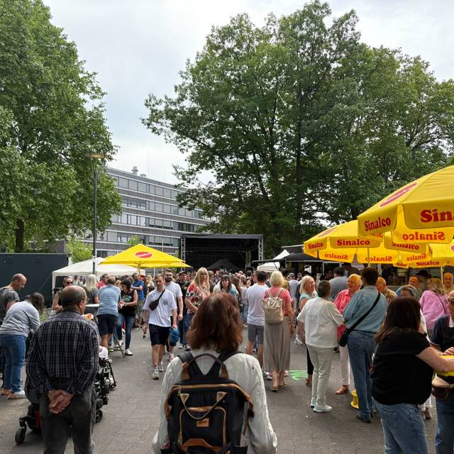 Menschenmenge vor der Bühne beim Fest auf der Mülheimer Straße