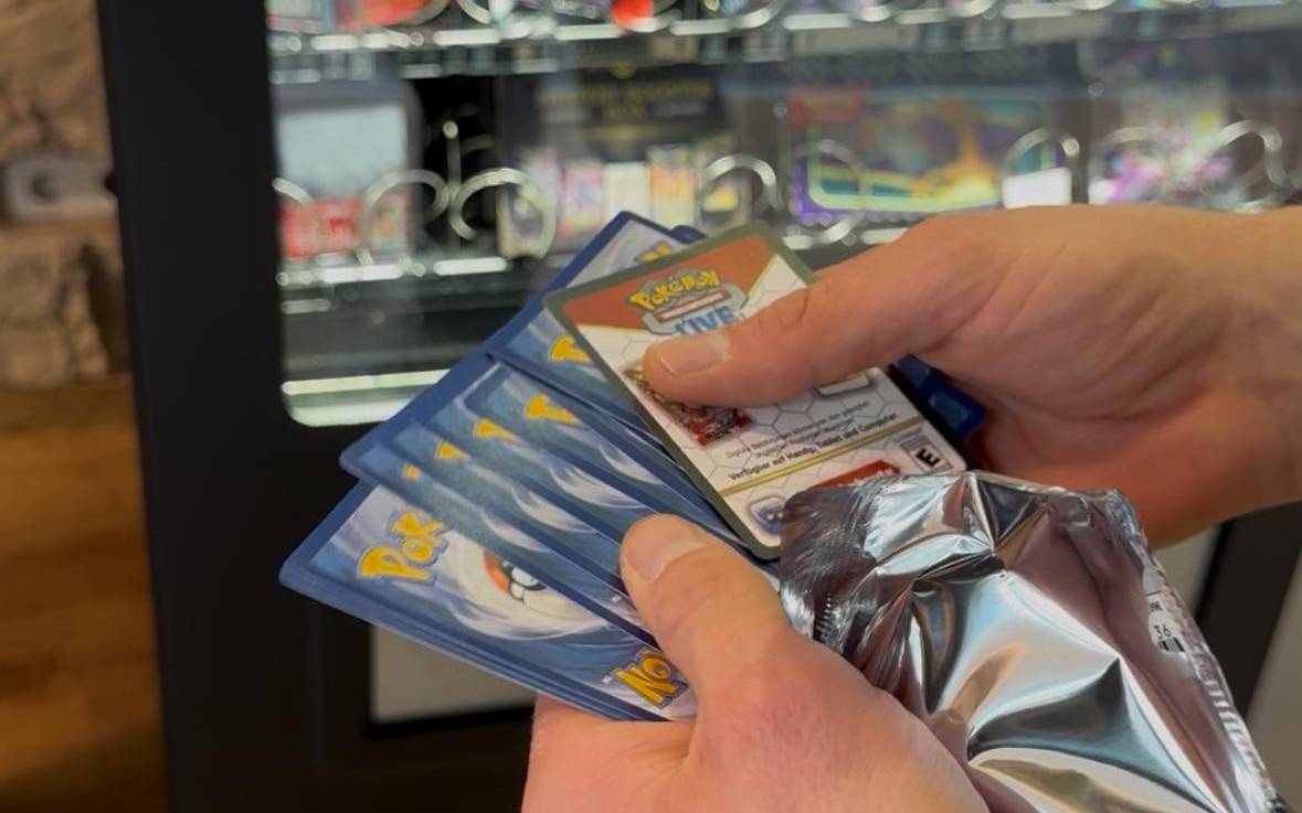 Im Forum Duisburg können jetzt Sammelkarten wie Pokémon-Karten an einem Automaten gezogen werden.