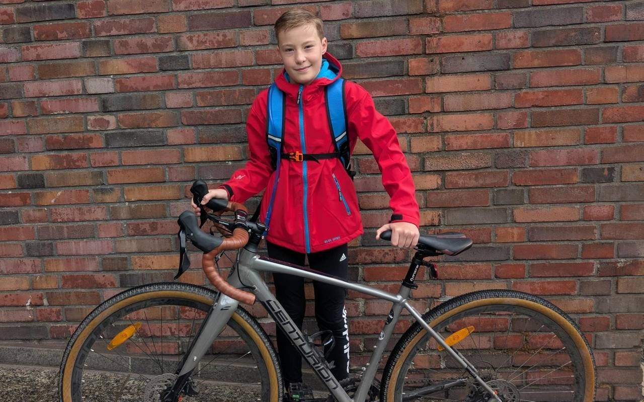 Luis aus Moers und sein Gravel Bike sind bereit für die Tour vom Ruhrgebiet bis nach Bensersiel.