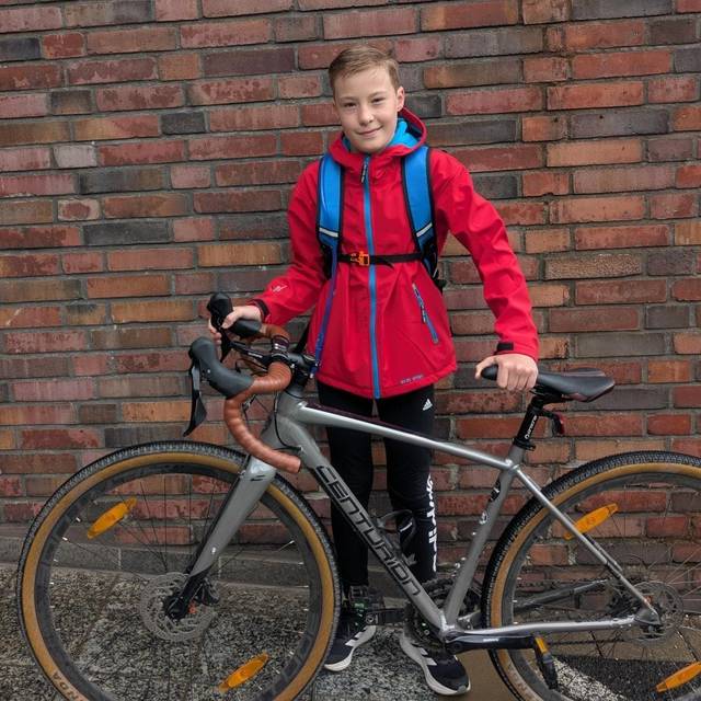 Luis aus Moers und sein Gravel Bike sind bereit für die Tour vom Ruhrgebiet bis nach Bensersiel.