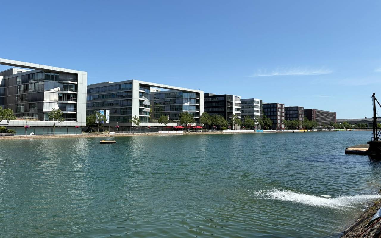 Duisburger Innenhafen wird zum Badebecken