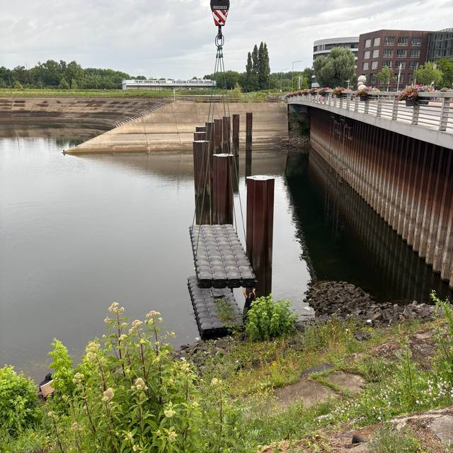 Wasserbühnen-Transport im Duisburger Innenhafen.