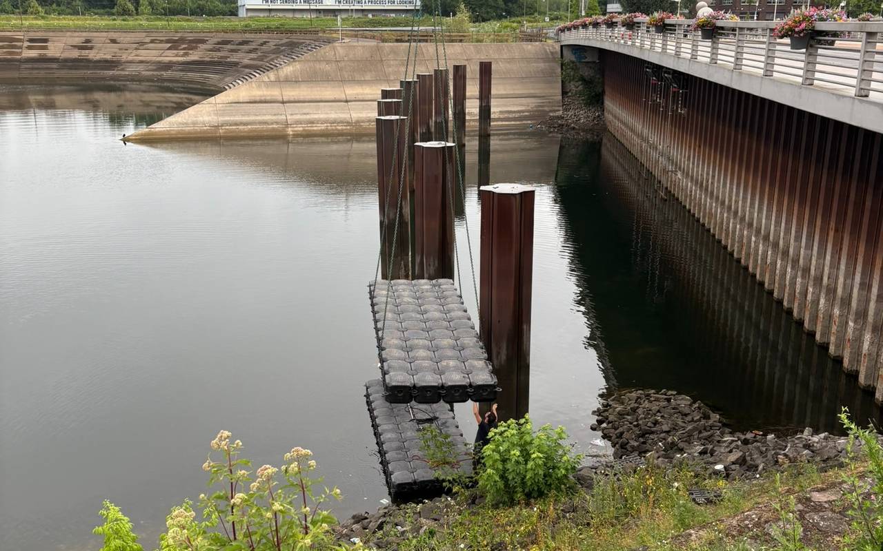 Wasserbühnen-Transport im Duisburger Innenhafen.