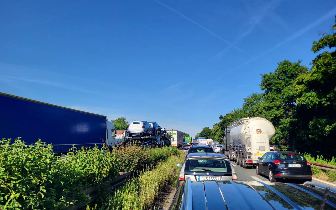 Wegen einer nächtlichen Verfolgungsjagd ist die A40 in Richtung Venlo weiterhin gesperrt. Der Verkehr steht seit dem frühen Morgen.