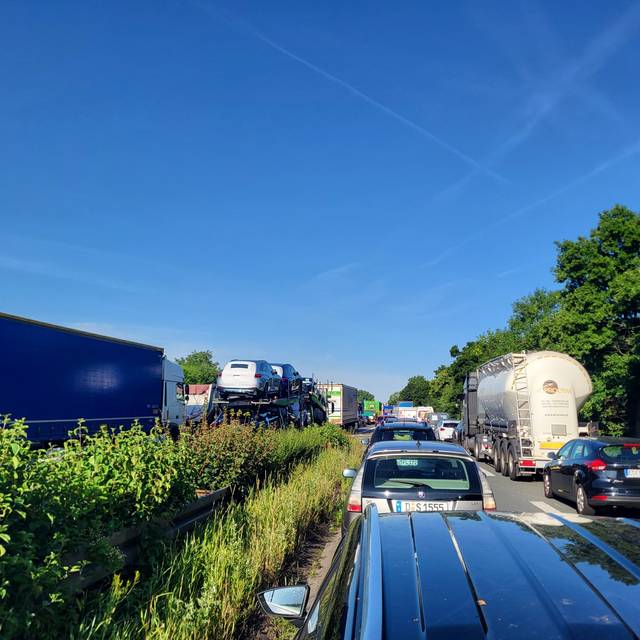 Wegen einer nächtlichen Verfolgungsjagd ist die A40 in Richtung Venlo weiterhin gesperrt. Der Verkehr steht seit dem frühen Morgen.