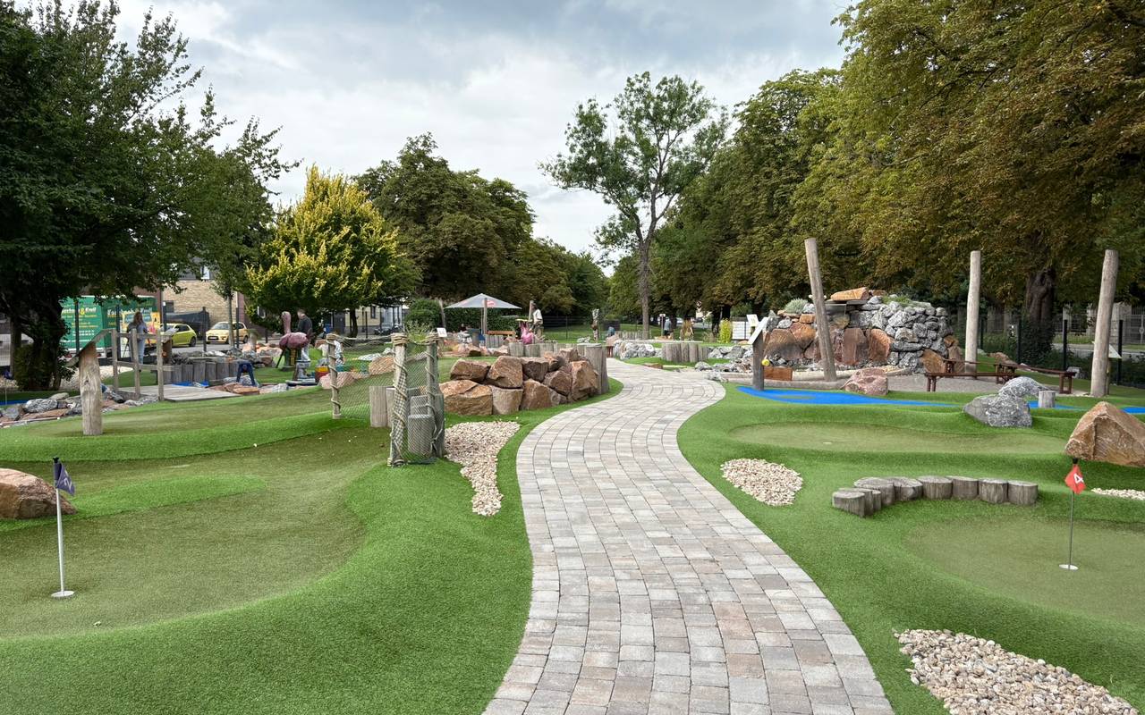 Beim Adventure Minigolf Duisburg sorgen spannende Wasserbahnen und kreative Themenwelten für extra viel Spielspaß.
