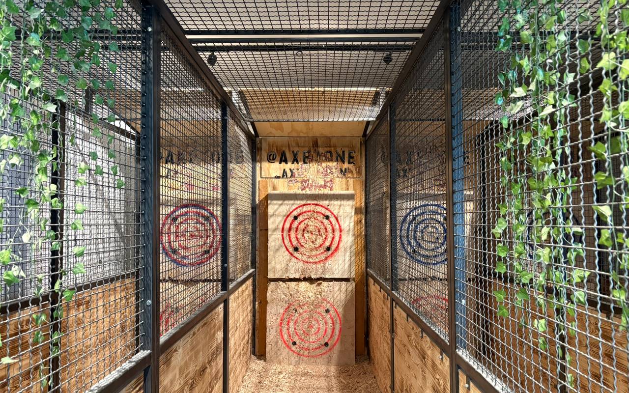 In der AxeZone Duisburg kann man sich beim Axtwerfen so richtig auspowern.
