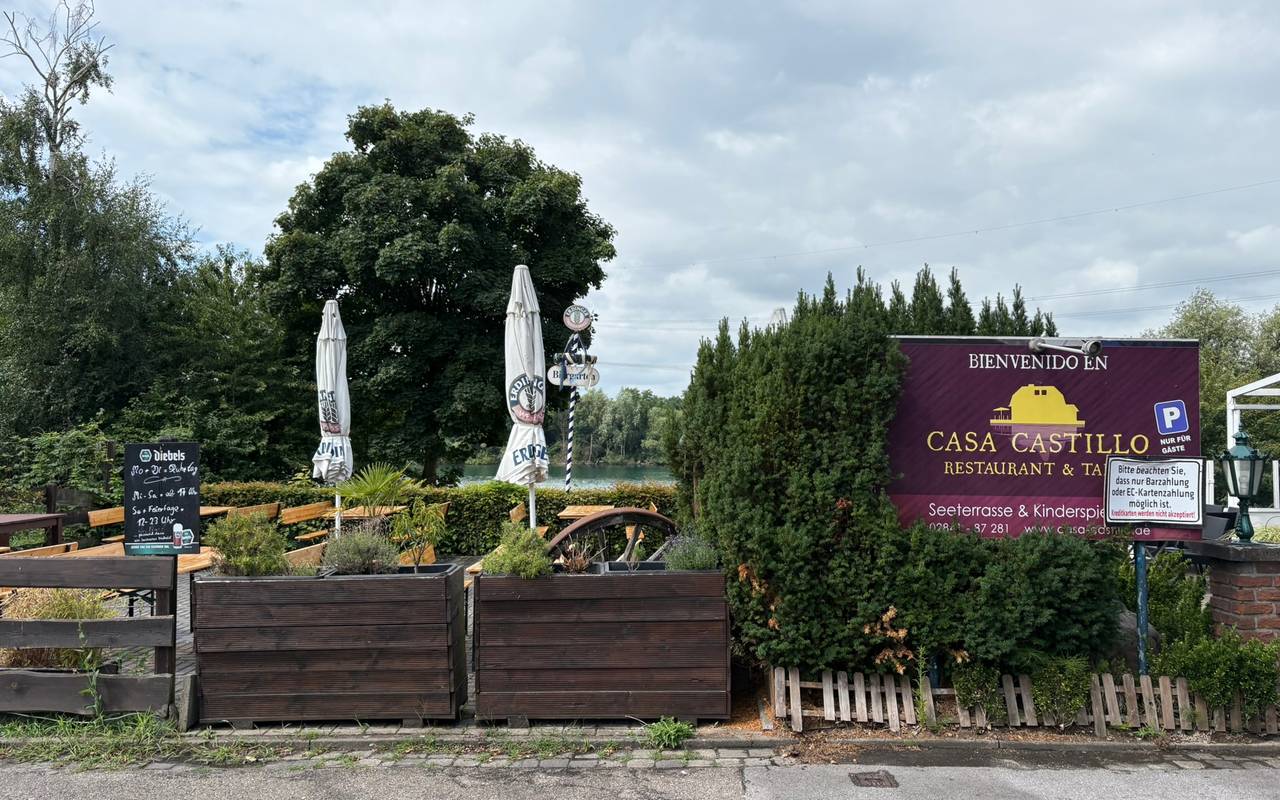 Von der Außenterrasse des Restaurants Casa Castillo hat man einen direkten Blick auf den See.