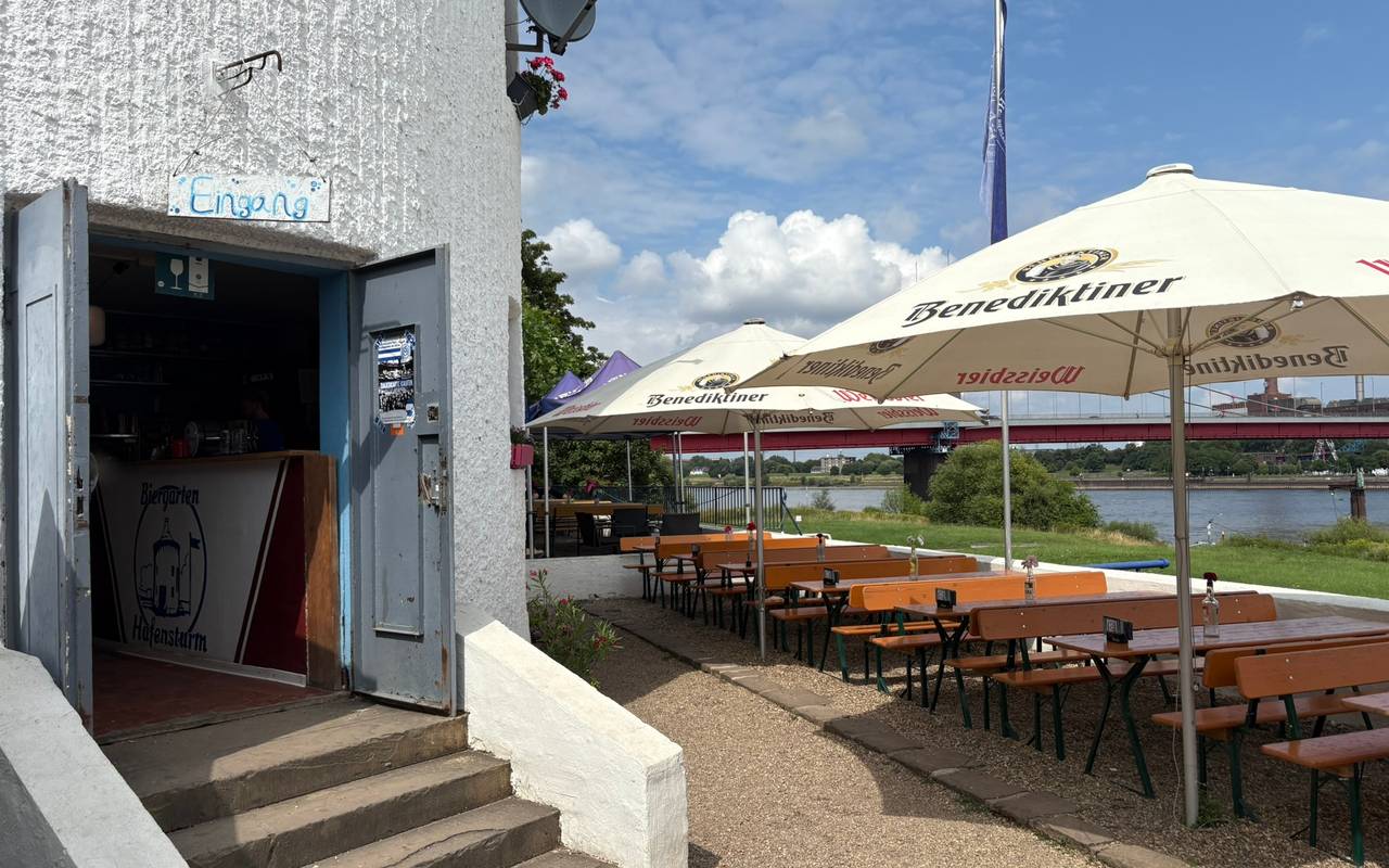 Der Biergarten Hafensturm in Duisburg lädt mit kühlem Bier und tollem Blick aufs Wasser zum Entspannen ein.