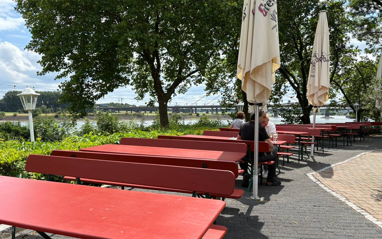 Von der Außenterrasse des Restaurants Rheinblick Baerl hat man einen schönen Blick auf den Rhein.