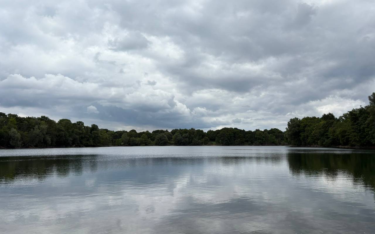 Der Uettelsheimer See in Duisburg lädt mit seinem ruhigen Wasser und grünen Ufer zum Entspannen und Spaziergehen ein.