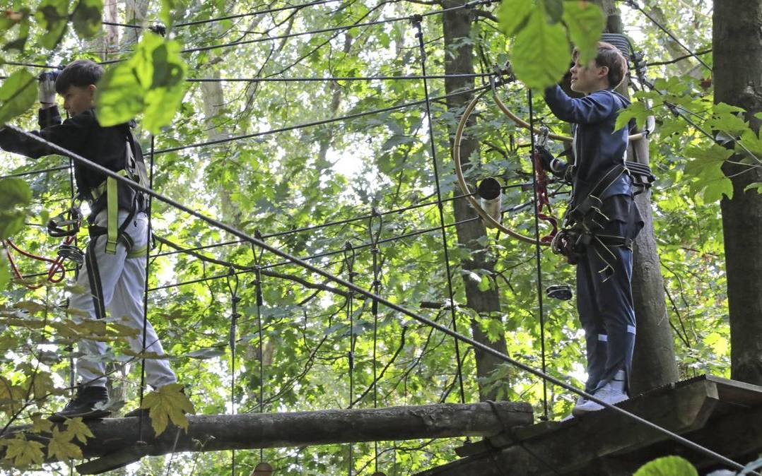 Der Hochseilgarten Tree2Tree bietet viel Spannung.