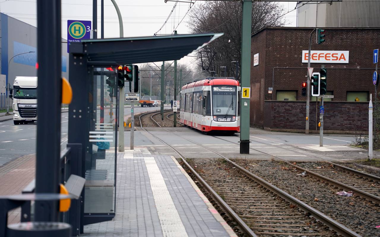 Eine Straßenbahn der Linie 903 an der Duisburger Haltestelle "Tiger & Turtle"