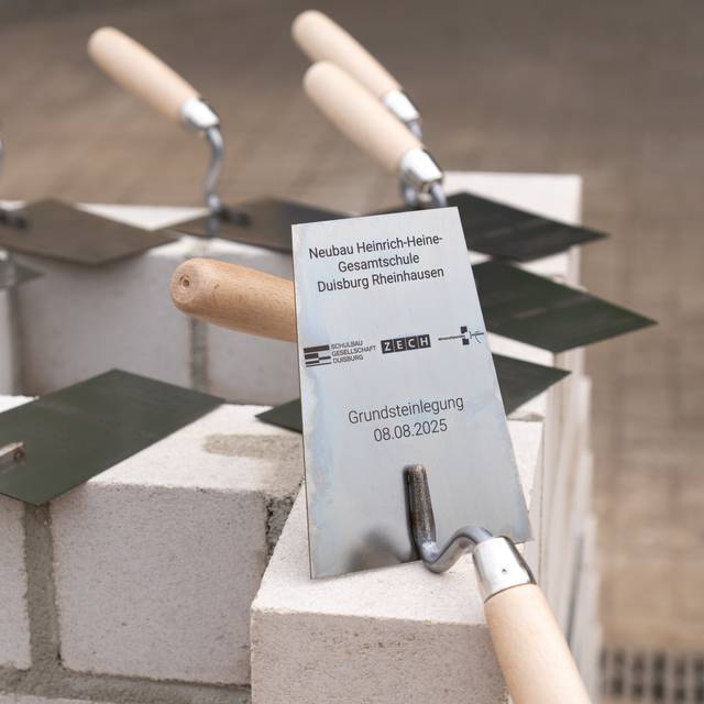 An der Heinrich-Heine-Gesamtschule in Rheinhausen wurde der Grundstein für den Neubau gelegt.