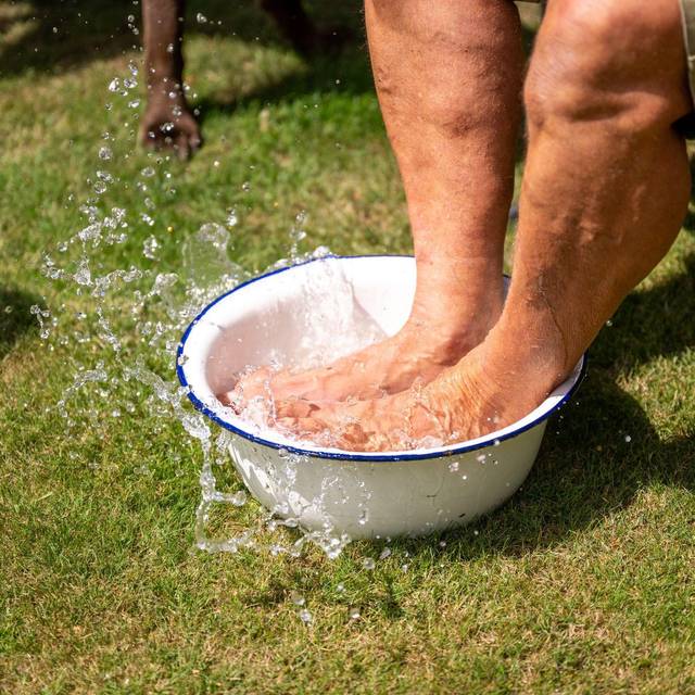 Ein Mann nimmt ein Fußbad