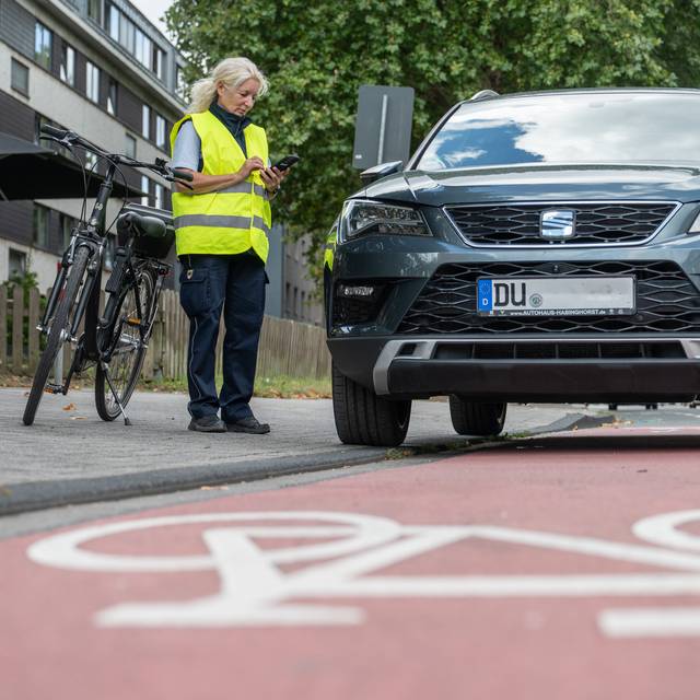 Mitarbeiter der Verkehrsüberwachung sind mit dem Fahrrad im gesamten Stadtgebiet unterwegs.
