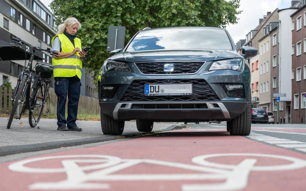 Mitarbeiter der Verkehrsüberwachung sind mit dem Fahrrad im gesamten Stadtgebiet unterwegs.