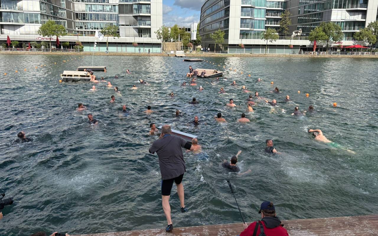Spektakulärer Protest am Duisburger Innenhafen