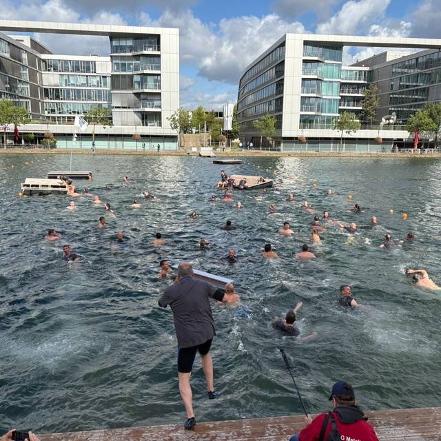 Spektakulärer Protest am Duisburger Innenhafen