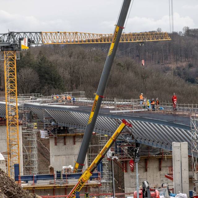 Bei einer "Stahlhochzeit" der Rahmede-Talbrücke werden die beiden Brückenhälften zusammengeführt, um verschweißt werden zu können