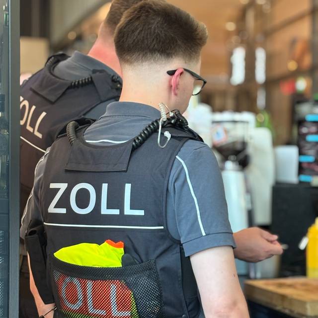 Einsatzkräfte bei der Prüfung, 2025